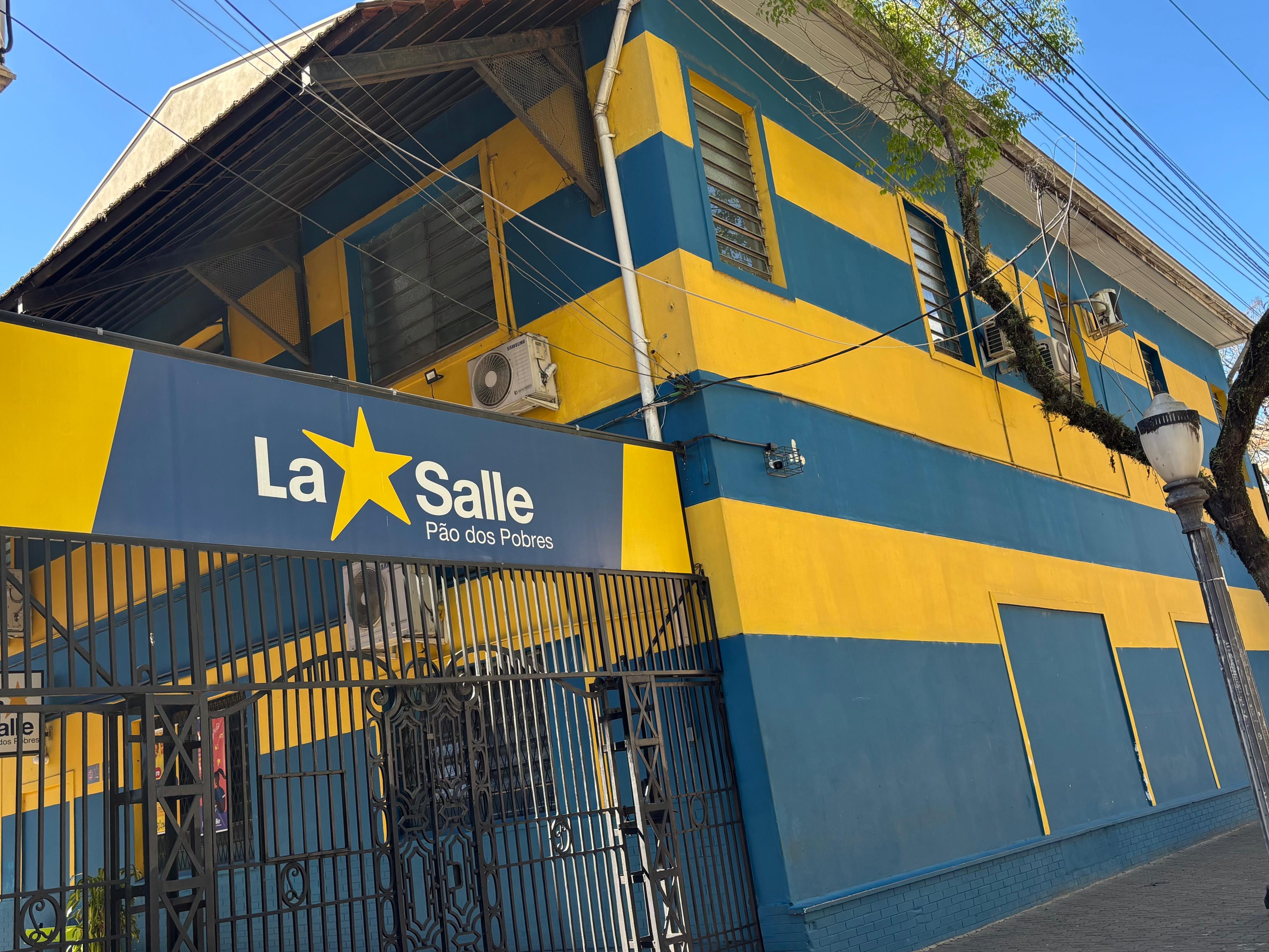 A Escola La Salle Pão dos Pobres está localizada no bairro Cidade Baixa, em Porto Alegre, atuando com dedicação e compromisso na formação integral de crianças e jovens.  Com ambientes acolhedores pensados para o aprendizado, a escola desenvolve diversos projetos e atividades pedagógicas que vão muito além da sala de aula. Investe constantemente na formação de seus educadores, na inovação das práticas de ensino e na utilização de novas tecnologias para enriquecer o processo educativo.  Ao longo de sua trajetória, a escola tem como missão ensinar o bem viver, promover valores lassalistas e fortalecer a parceria entre escola e família, para que os alunos sejam protagonistas, solidários e preparados para o futuro.  Esse é o nosso jeito de ser, viver e aprender na Escola La Salle Pão dos Pobres!